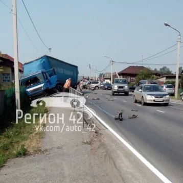 Фото: На федеральной трассе в Кузбассе серьёзно столкнулись фура и внедорожник 1