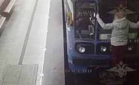 18-летняя жительница Москвы зацепилась за кабину машиниста в метро и попала на видео