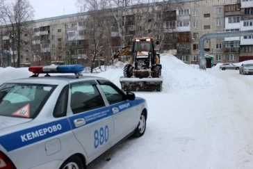 Фото: В Кемерове дети съезжали с горки под колёса машин 3