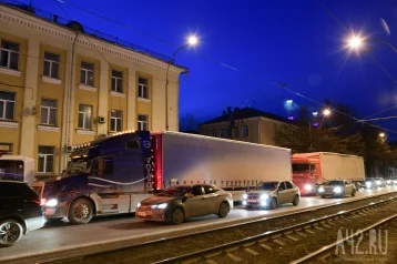 Фото: Кемеровчане пожаловались мэру на фуры, которые едут по мостам в запрещённое время 1