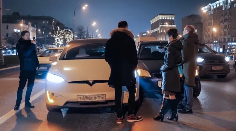 Фото: Блогер из Кузбасса попал в ДТП на своей Tesla в Москве 2
