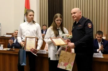 Фото: В Кемерове студентов, спасших восьмилетнюю девочку, наградила полиция 1