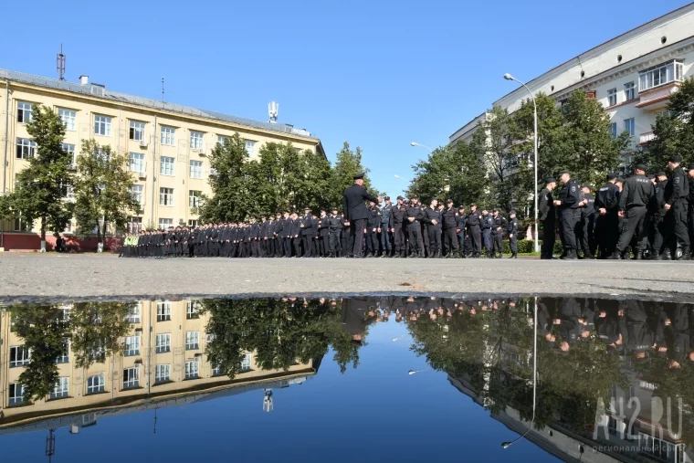 Фото: Вся полицейская рать: в Кемерове состоялся гарнизонный развод 24