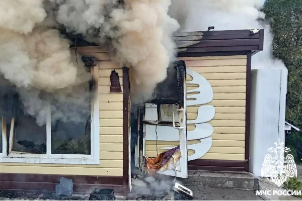 В Гурьевске сгорела круглосуточная закусочная: пожар тушили 11 человек