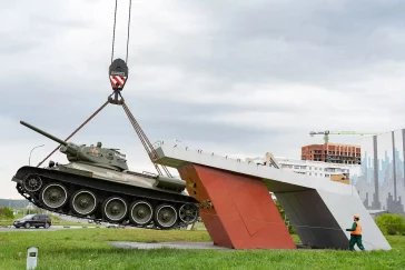 Фото: В Кемерове танк Т-34 вернули на постамент у кадетского училища 2