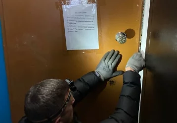 Фото: В Кузбассе пенсионер оставил без тепла целый подъезд: его квартиру пришлось вскрыть 1