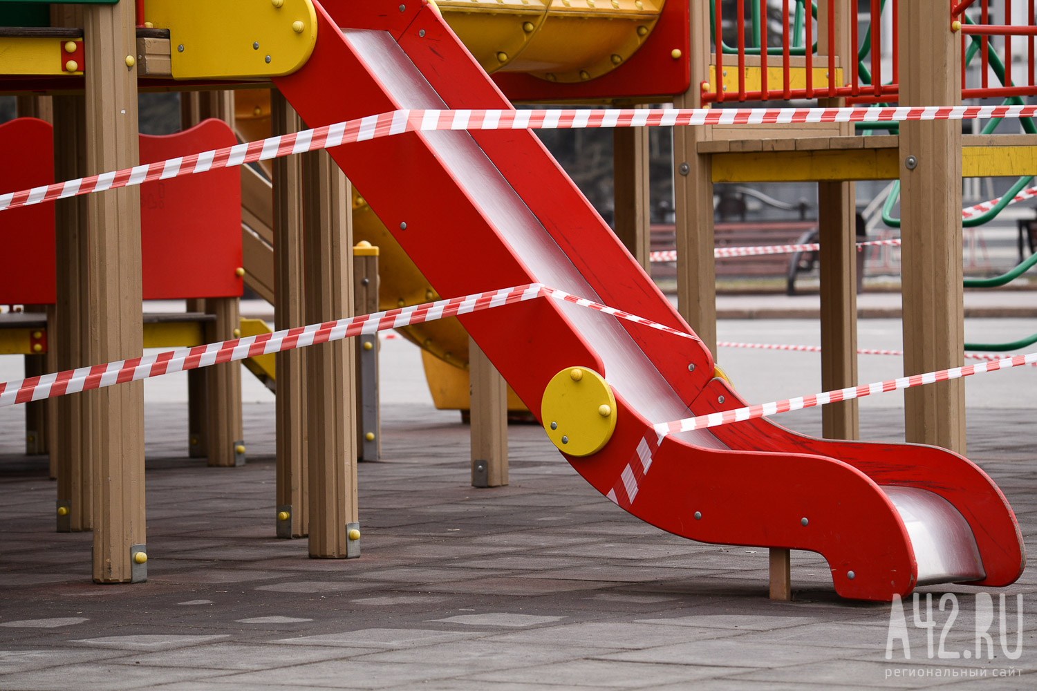 На прогулке в частном детсаду Москвы четырёхлетняя девочка сломала позвоночник