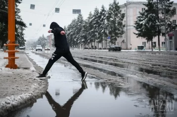 Фото: «Пешеходы скатываются под колёса»: кемеровчане жалуются на лёд на остановках и снег на дорогах 1