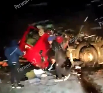 Фото: «Оторвало кабину»: на трассе Кемерово — Новосибирск произошло смертельное ДТП 1