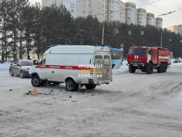 Фото: В Кемерове машина скорой помощи столкнулась с легковушкой 3