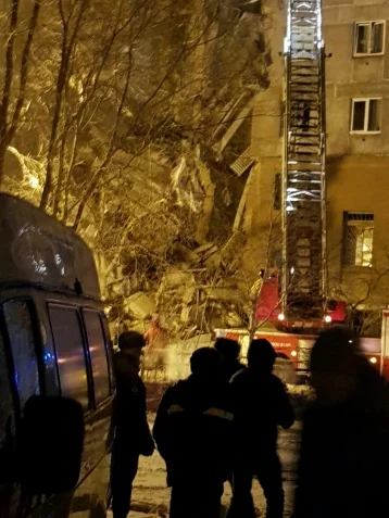 Фото: После взрыва газа в Магнитогорске неизвестной остаётся судьба 79 человек  1