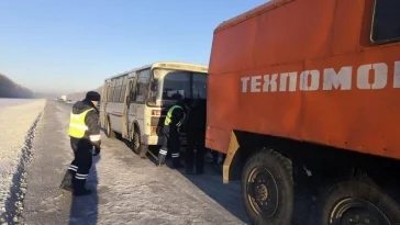 Фото: В Кузбассе полицейские спасли от переохлаждения 12 пассажиров заглохшего автобуса 2