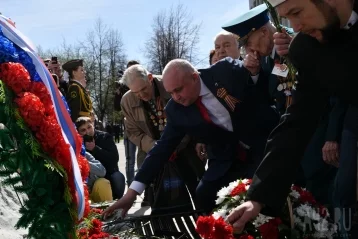 Фото: Власти Кузбасса и ветераны возложили цветы к Мемориалу Славы воинов-кузбассовцев 4