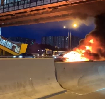 Фото: Момент взрыва электромобиля Tesla в Москве попал на видео 1