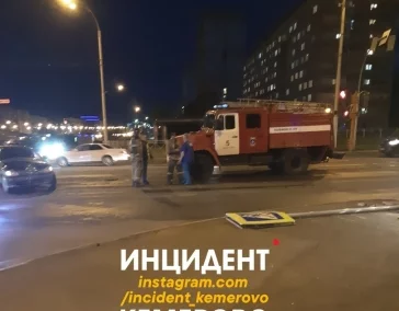 Фото: В Кемерове легковушка снесла дорожный знак после ДТП 3