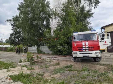 Фото: В Кемерове полыхает дом в Рудничном районе: на место приехали пожарные 2