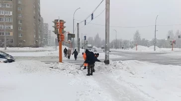 Фото: Дороги в Кемерове начали обрабатывать противогололёдными материалами  1