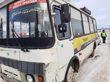 Фото: В Кемерове отстранили от управления водителя маршрутки, столкнувшейся с автогрейдером 1