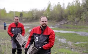«Кузбассразрезуголь» очистил от мусора берега малой реки рядом с Кедровским разрезом