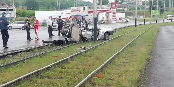 Фото: В Кузбассе ВАЗ на высокой скорости врезался в столб — погиб человек 1