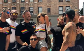 «Позор, отписываюсь»: Ирину Шейк затравили за участие в гей-параде