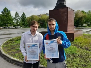 Фото: В Кузбассе студент с приятелем спасли человека на пожаре 1