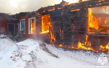 Фото: В Коми загорелась деревянная школа, в которой находились дети   1