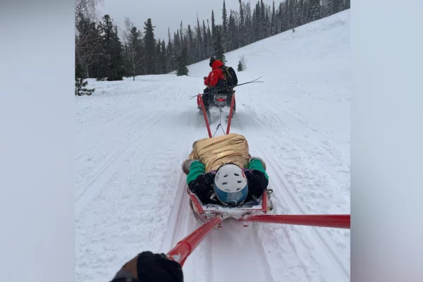 В Горной Шории спасатели эвакуировали сноубордиста с ушибом позвоночника