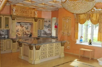 Фото: Под Новокузнецком продают пятиэтажный «исторический замок» за 60 млн рублей 1