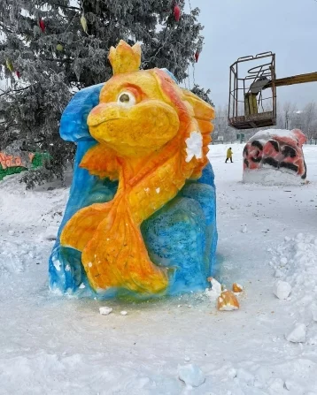 Фото: В Кузбассе вандалы разбили скульптуры в снежном городке: мэр города пообещал показать «героев» на видео 1