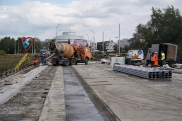 Фото: Илья Середюк: на Красноармейском мосту установили новые опоры освещения 3