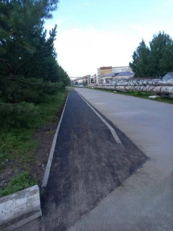 Фото: В Кузбассе дорогу до школы оборудовали тротуарами после жалоб родителей прокурору 1