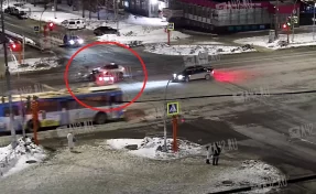 В Кемерове жёсткое столкновение двух автомобилей на перекрёстке проспекта Ленина попало на видео