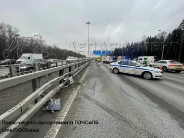 Фото: В Москве пострадавшего в ДТП на Киевском шоссе эвакуировали на вертолёте 1