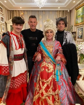 Фото: Надежда Бабкина в костюме императрицы опубликовала фото с кузбассовцем 1