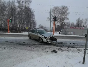 Фото: В Кемерове автомобиль оказался в кювете после ДТП на перекрёстке 1