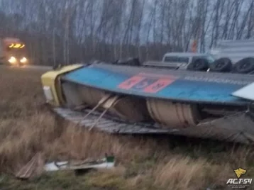 Фото: На кузбасской трассе дальнобойщик положил грузовик на бок, чтобы избежать аварии  2