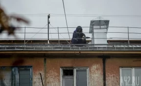 В Кузбассе мэр города забрался на крышу пятиэтажки
