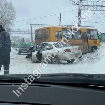 Фото: В Кузбассе автобус для перевозки детей столкнулся с легковушкой 3