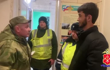 Фото: В Кемерове сотрудники ГИБДД задержали мигранта за злостные нарушения ПДД и доставили в военкомат 3