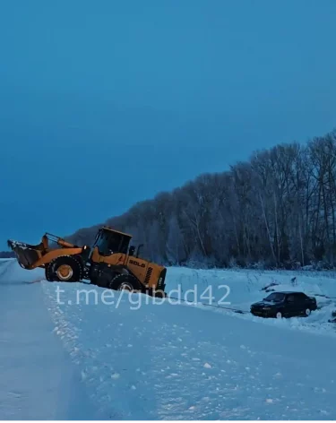 Полицейские помогли женщине, которая потеряла контроль над авто на дороге