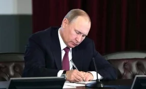 Путин подписал закон о дополнительных механизмах противодействия склонению детей к суициду