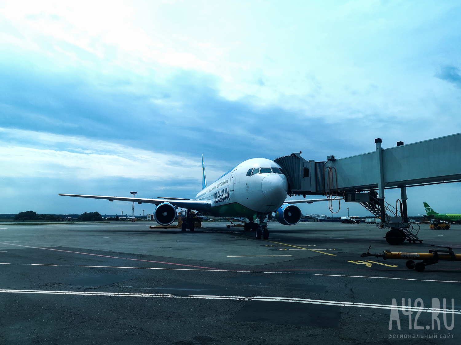 В аэропорту Екатеринбурга у самолета при посадке отказало управление передним шасси
