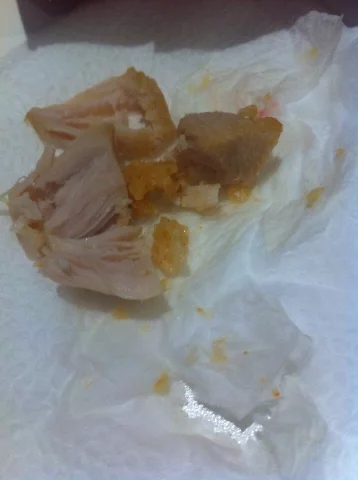 Фото: Кемеровчанину продали сырую курицу в KFC 1