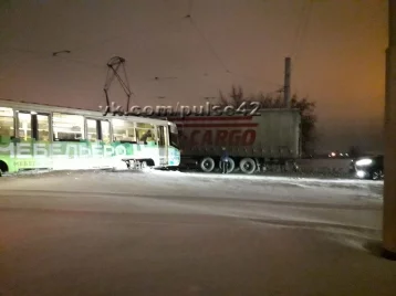 Фото: В Кемерове трамвай протаранил фуру, появились фото ДТП 1