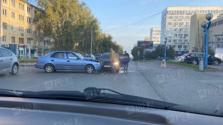 Фото: В Кемерове около ТРЦ столкнулись два автомобиля: очевидцы поделились кадрами с места аварии 1