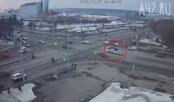 Фото: Момент ДТП на пересечении проспекта Ленина и улицы Терешковой в Кемерове попал на видео 1