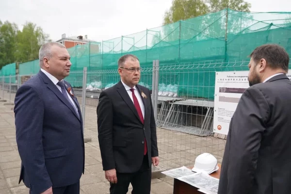 Илья Середюк оценил ход реконструкции мемориальной стены «Тыл — фронту» в Новокузнецке