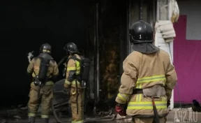 Площадь пожара на вещевом рынке в Челябинске увеличилась до 1 200 квадратных метров, его тушат 96 человек