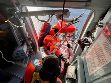Фото: В Охотском море на вертолёте эвакуировали женщину-матроса 1